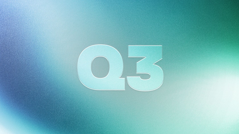 Der Schriftzug "Q3" vor einem blau-grünen abstrakten Hintergrund.