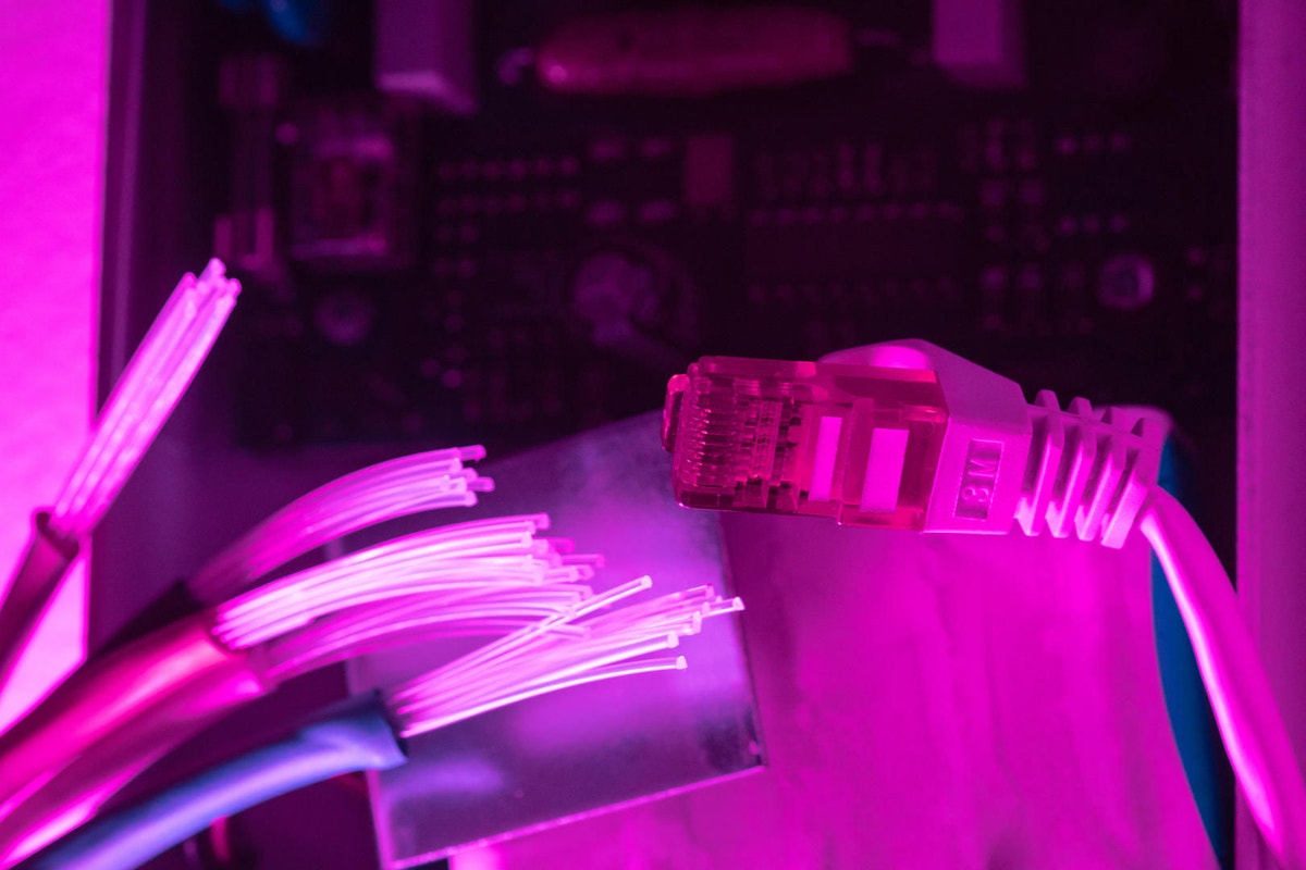 Glasfasertechnik: Mit Lichtwellen rasend schnell Daten übertragen