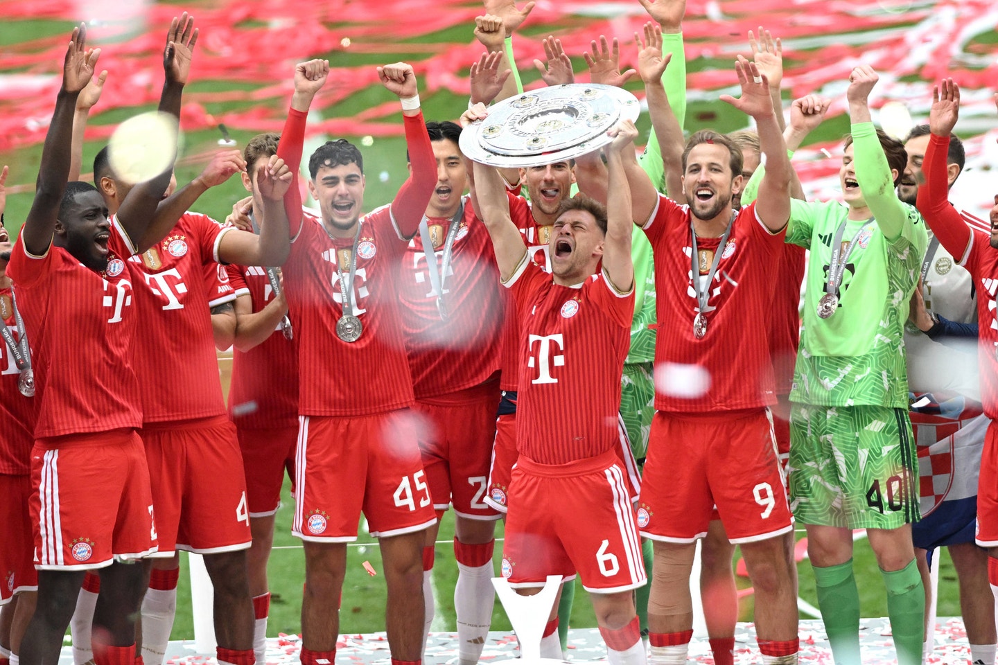 JOSHUA KIMMICH, DAYOT UPAMECANO, ALEKSANDAR PAVLOVIC, HARRY KANE, , BAYERN MUNCHEN team group, Mannschaftsbild, Totale SQUADRA, con trofeo coppa, with trophy Meisterschale, Bundesliga 2025-26, Bayern Munchen-FC Koln 5-1, esultanza, jubel, joy, celebration, with cup, Deutscher Fussballmeister 2026 BUNDESLIGA 2025-26 BAYERN MONACO-FC COLONIA 5-1